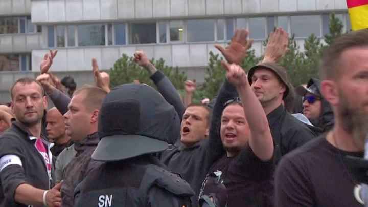 Germania, migliaia di neonazi in piazza tensione a Chemnitz