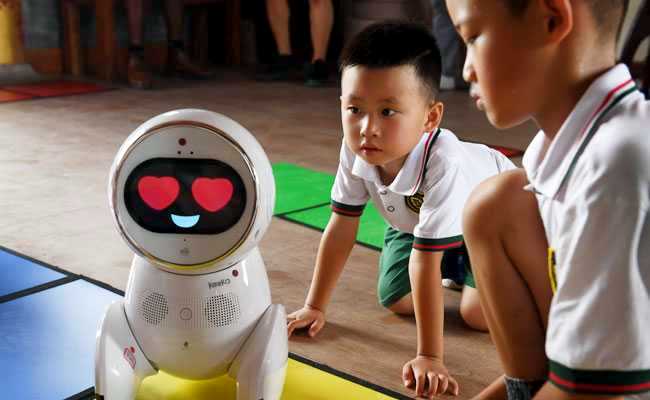 I robot cantastorie arrivano negli asili cinesi