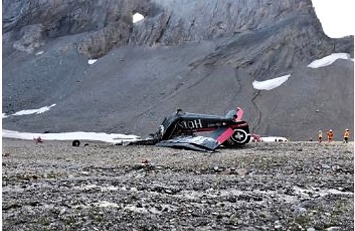 Strage in Svizzera, aereo storico contro montagna: venti persone morte