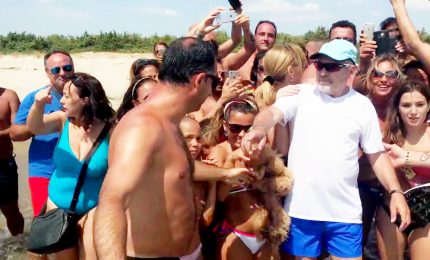 Vasco Rossi, sorpresa in spiaggia in Puglia: selfie con bagnanti