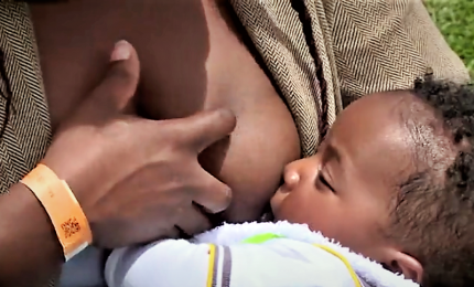 Migliaia di donne colombiane allattano al seno in un parco