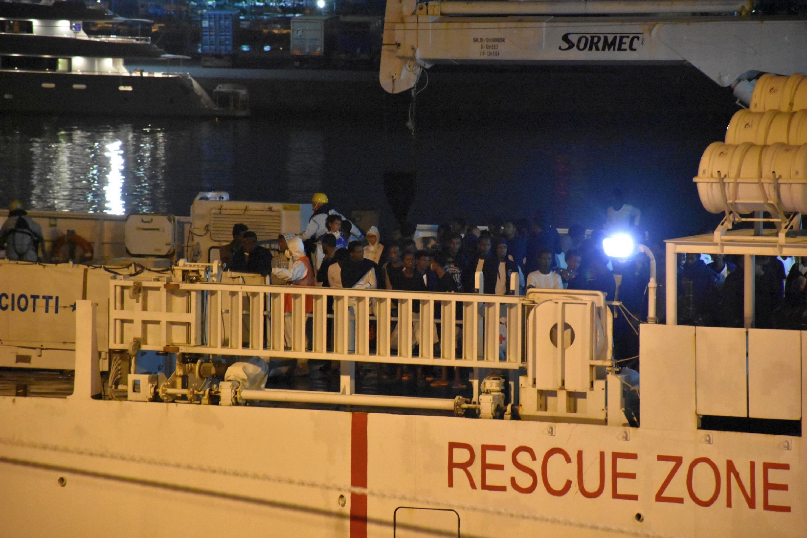 La Diciotti ferma al porto di Catania, a bordo 177 persone