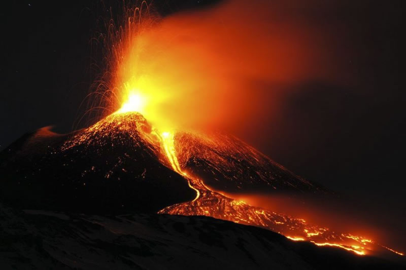 Eruzioni, lava e cenere dal nuovo cratere di sud-est dell’Etna