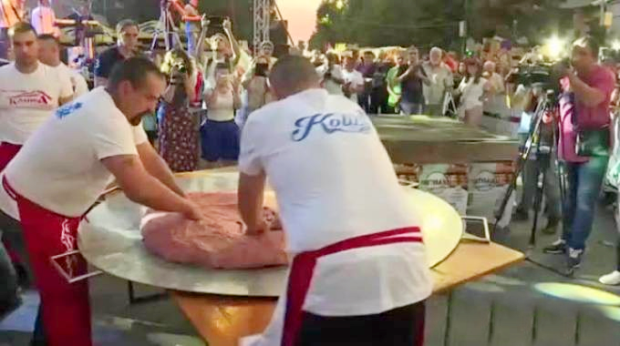 Hamburger da record, 66 kg di carne sulla griglia