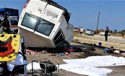 Incidente furgone dei caporali, morti 12 braccianti. Salvini: "Controlli a tappeto"