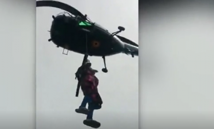 Inondazioni in India, donna incinta salvata da elicottero