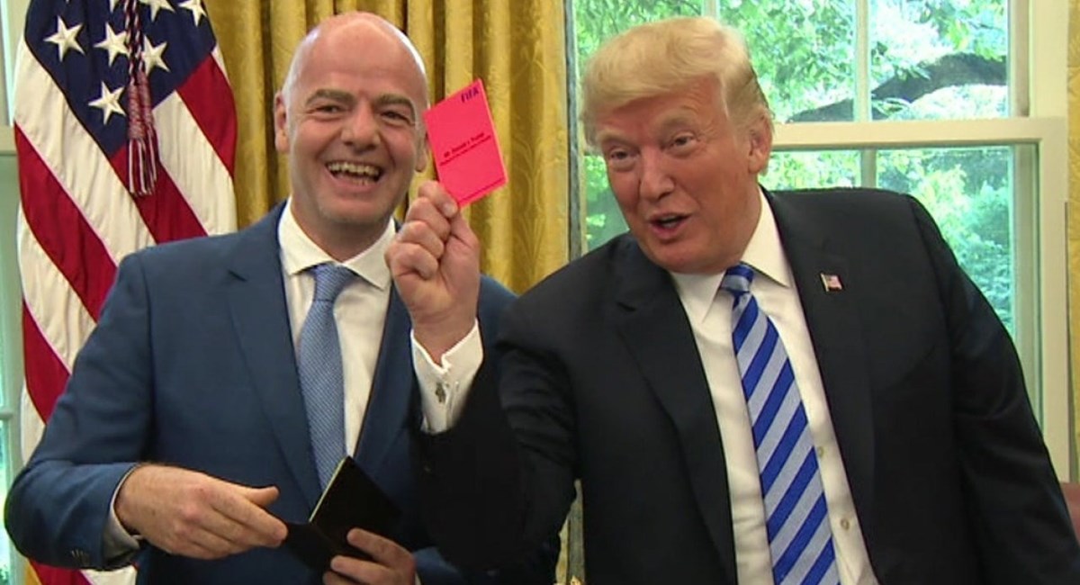 Infantino incontra Trump che mostra il “rosso” ai giornalisti