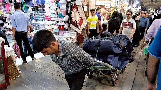 L’Iran si prepara a sanzioni Usa con arresti, economia in ginocchio