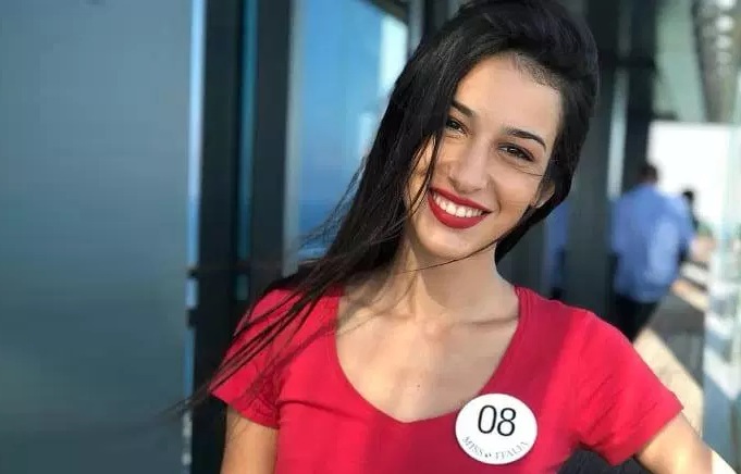“Ti voteranno solo perché sei storpia”, candidata a Miss Italia attaccata sui social. E scatta la solidarietà: “Chiara è un esempio di coraggio e determinazione per tutti”