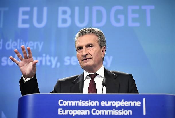 Il commissario Ue, Oettinger: l’Italia vuole distruggere l’Europa