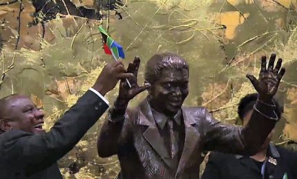 Il momento in cui viene inaugurata la statua di Mandela all'Onu