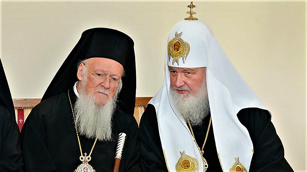 Il patriarca di Costantinopoli, Bartolomeo (sx) e il patriarca di Mosca