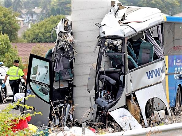 Spagna, autobus si schianta contro pilastro di un ponte. Cinque 5 morti