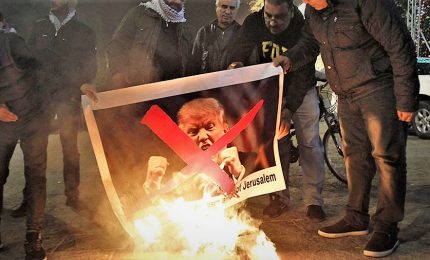 Cisgiordania, palestinesi bruciano immagini di Trump