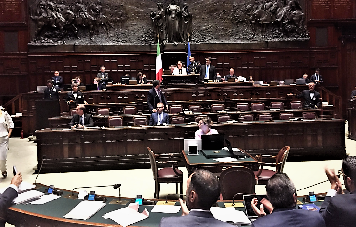 Prima fiducia del governo e il Pd occupa Aula: “E’ illegittima”