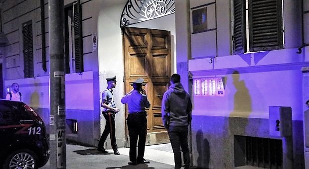 Trovata morta in casa. E il marito confessa: “L’ho soffocata”