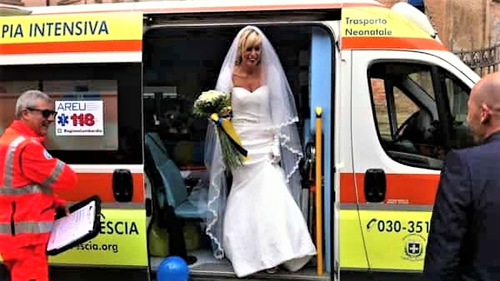 Sposi in ambulanza alle nozze, in Campania due casi in poche ore