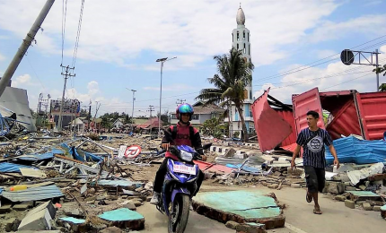 Sisma e tsunami si  abbattono sull'isola di Sulawesi, oltre 380 morti. Controllore di volo perde la vita per salvare un aereo