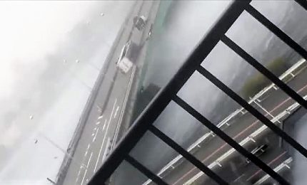 Il tifone Jebi sul Giappone: onde giganti, camion si ribalta
