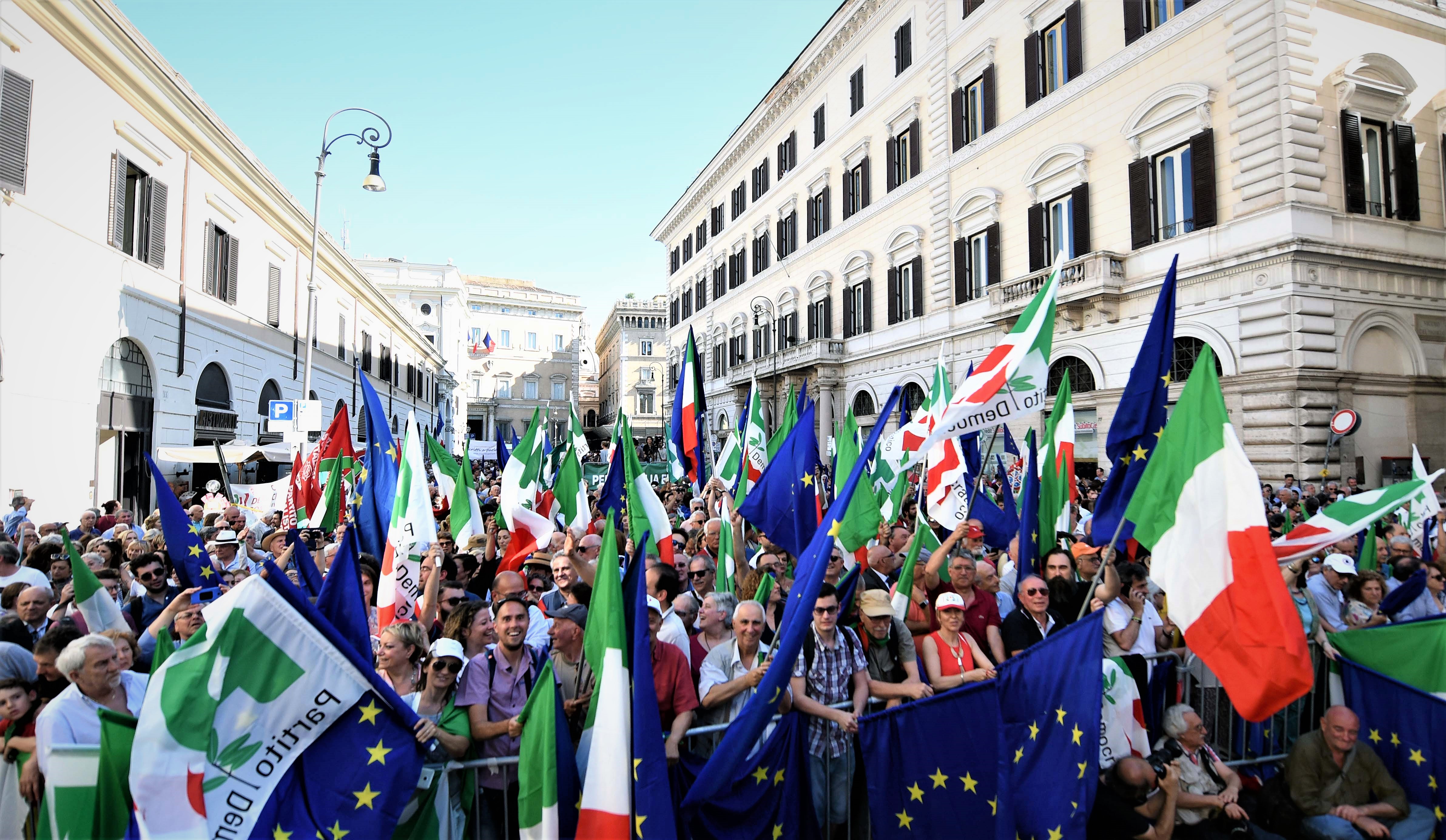 Il Pd in piazza, si cerca sempre l’unità ma tensioni restano