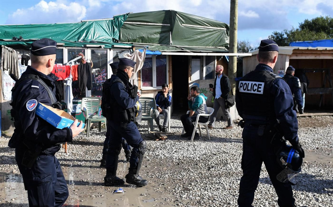 Polizia francese procede nella evacuazione della 'giungla' di Calais
