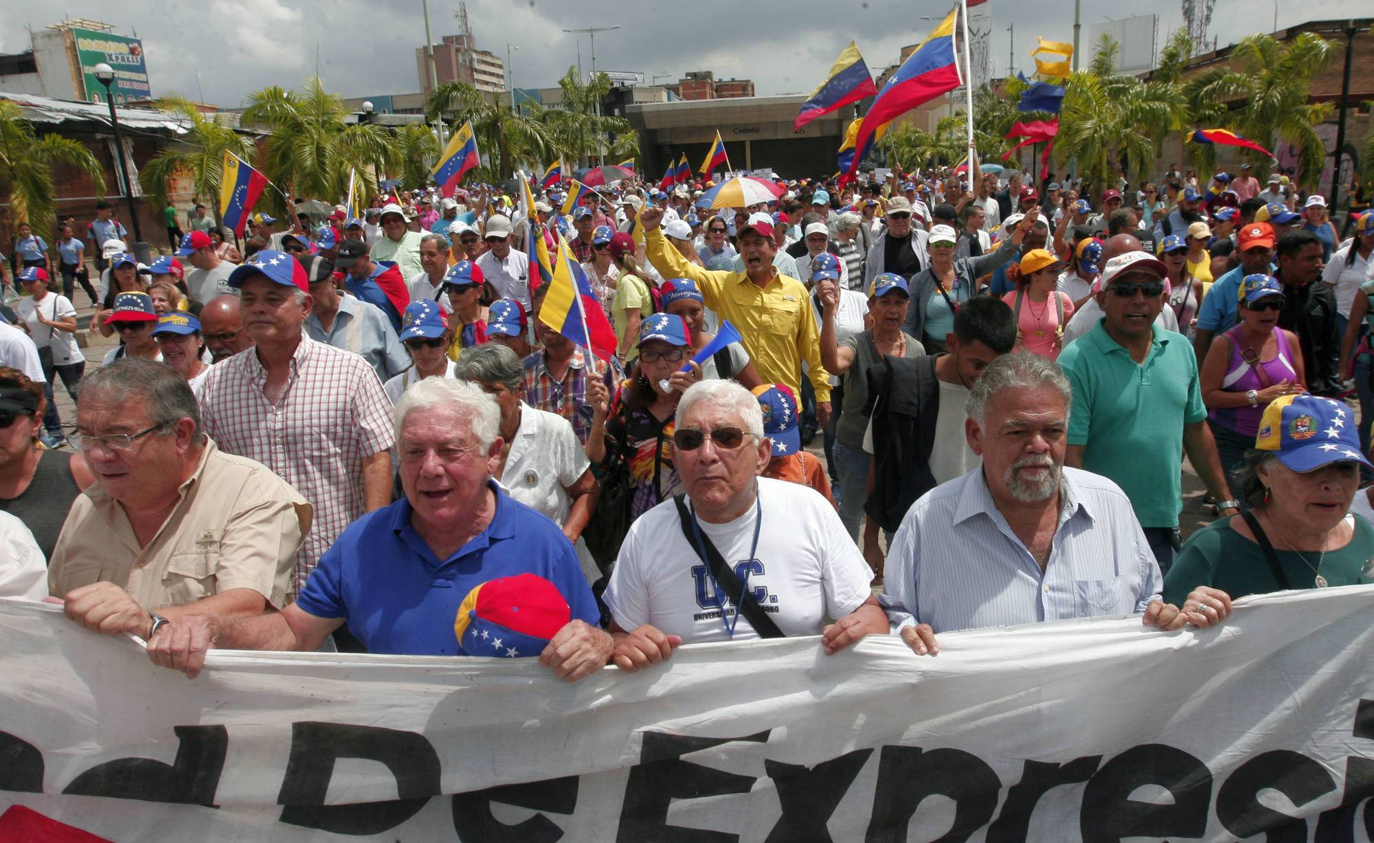 I venezuelani in piazza: “Chiediamo pagamento pensioni in contanti”