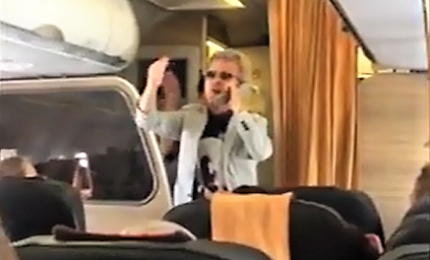 Caos sul volo Alitalia, Pupo canta con "Su di noi" e calma tutti