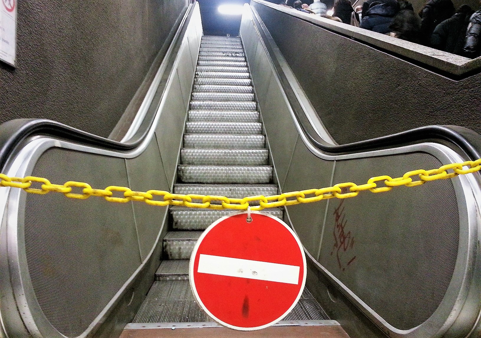 Cade dalle scale mobili della metro, morto 29enne a Torino