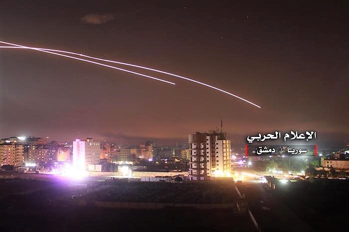 Missili israeliani attaccano Damasco. La Siria accusa: “I nostri sistemi di difesa hanno sventato un’aggressione”