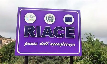 A Riace migranti e attivisti manifestano per Lucano