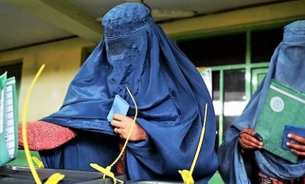 Sangue sul voto in Afghanistan, cresce il tragico bilancio: almeno 67 morti. I talebani attaccano i seggi