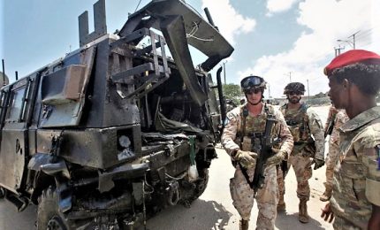 Autobomba contro i soldati italiani a Mogadiscio, militari illesi