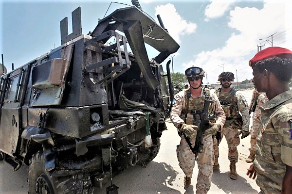 Autobomba contro i soldati italiani a Mogadiscio, militari illesi