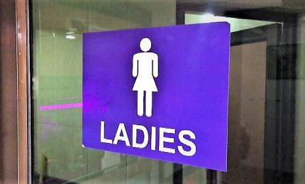 Toilette sudicie? In India le donne fanno la pipì in piedi