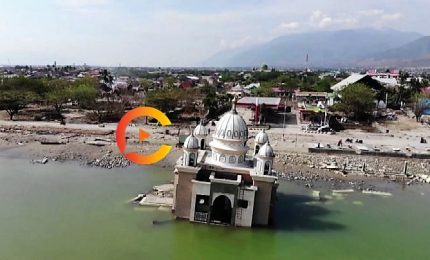 Indonesia, la moschea distrutta dal sisma galleggia sull'acqua