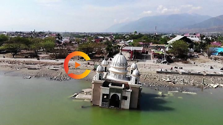 Indonesia, la moschea distrutta dal sisma galleggia sull’acqua
