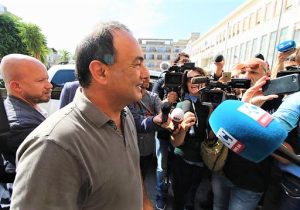 Il sindaco di Riace, Domenico Lucano al tribunale di Locri per l