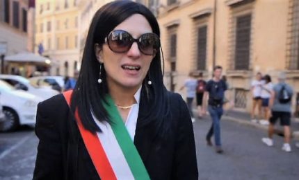 Referendum Atac, finta Raggi in giro per Roma tra bus in fiamme