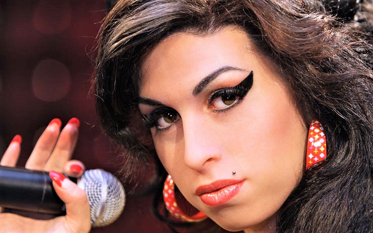 Amy Winehouse sul palco con forma di ologramma