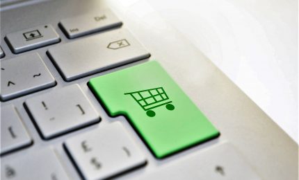 Gli italiani acquistano sempre di più online: l'e-commerce vola a 27,4 miliardi di euro