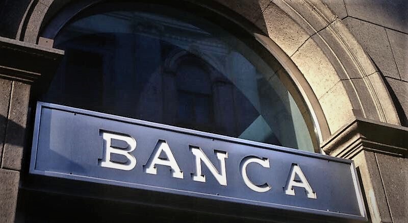 Banche a picco in Borsa su tassa extra-profitti, si teme per dividendi