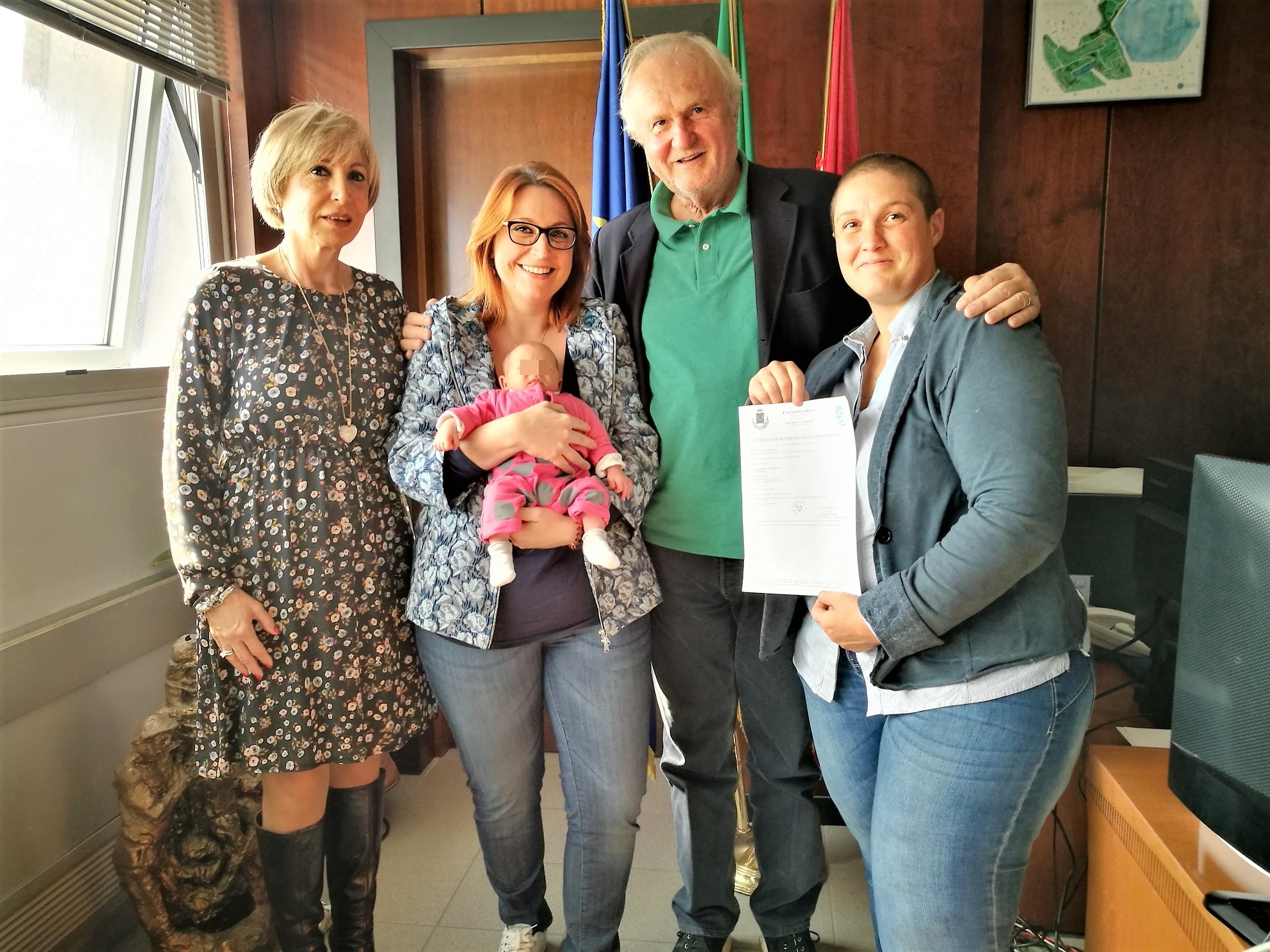 Fiumicino, sindaco iscrive ad anagrafe bimba con due mamme