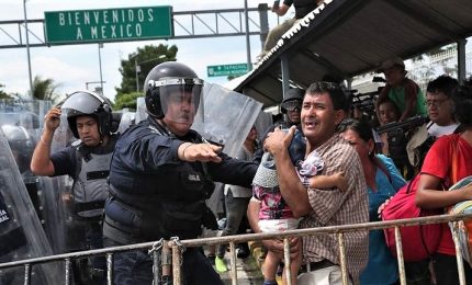 Carovana migranti in marcia, scontri al confine col Messico