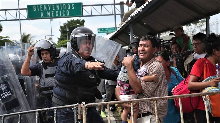 Carovana migranti in marcia, scontri al confine col Messico
