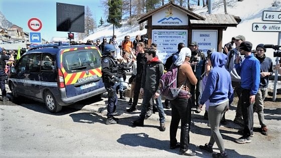 La Francia “scarica” i migranti a Claviere, è polemica. Salvini: “Pretendiamo chiarezza”