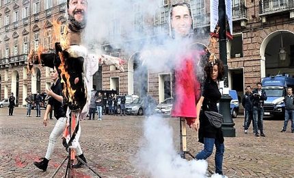 Studenti in piazza, a fuoco manichini Salvini-Di Maio