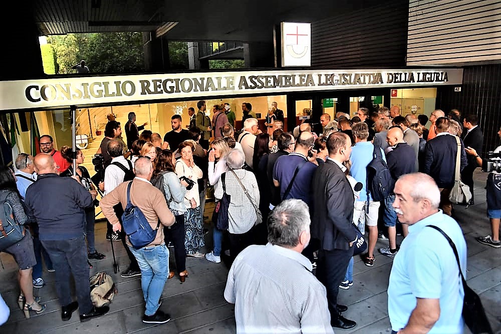 Rabbia e tensione Genova, sfollati in piazza