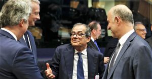 Al centro Giovanni Tria e a destra, Pierre Moscovici