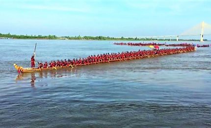 In Cambogia la barca a forma di drago più lunga del mondo