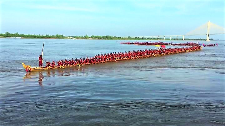 In Cambogia la barca a forma di drago più lunga del mondo